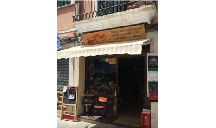 Del Món beershop, tenda de cerveses artesanals, vins naturals y vermuts